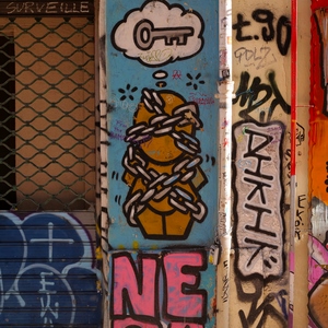 Mur et grille recouverts de dessins et inscriptions - France  - collection de photos clin d'oeil, catégorie streetart